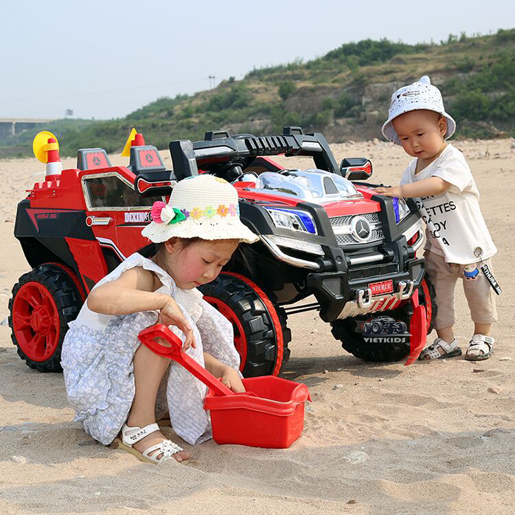 Các bé rất thích vui chơi cùng xe ô tô điện trẻ em